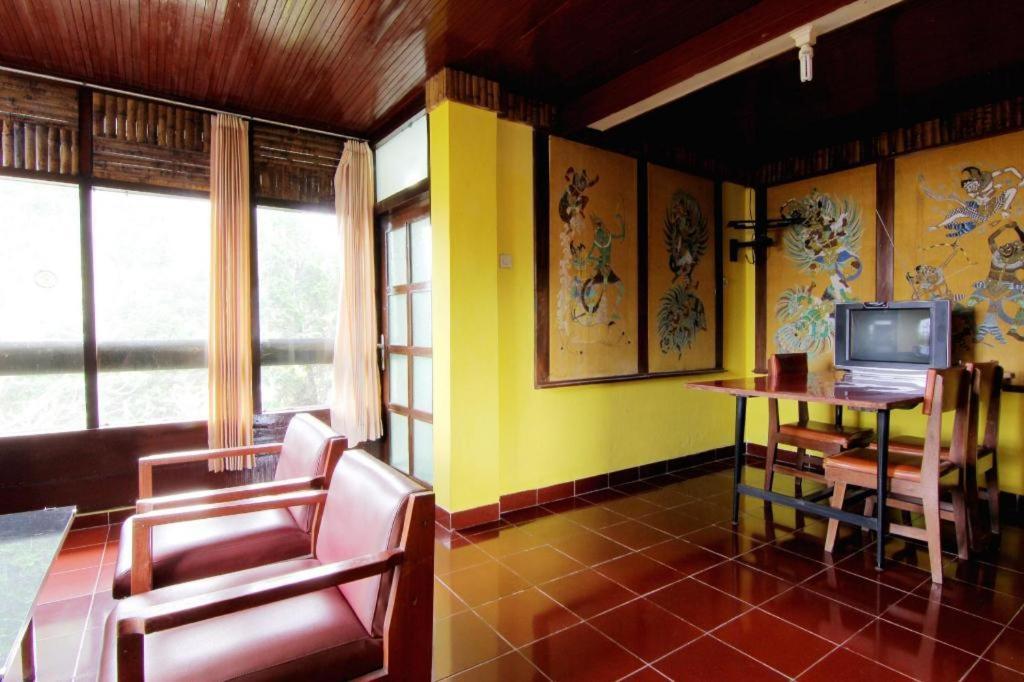 Vogels Hostel Yogyakarta Exterior photo