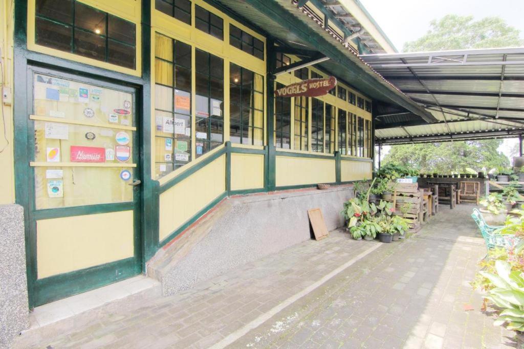 Vogels Hostel Yogyakarta Exterior photo