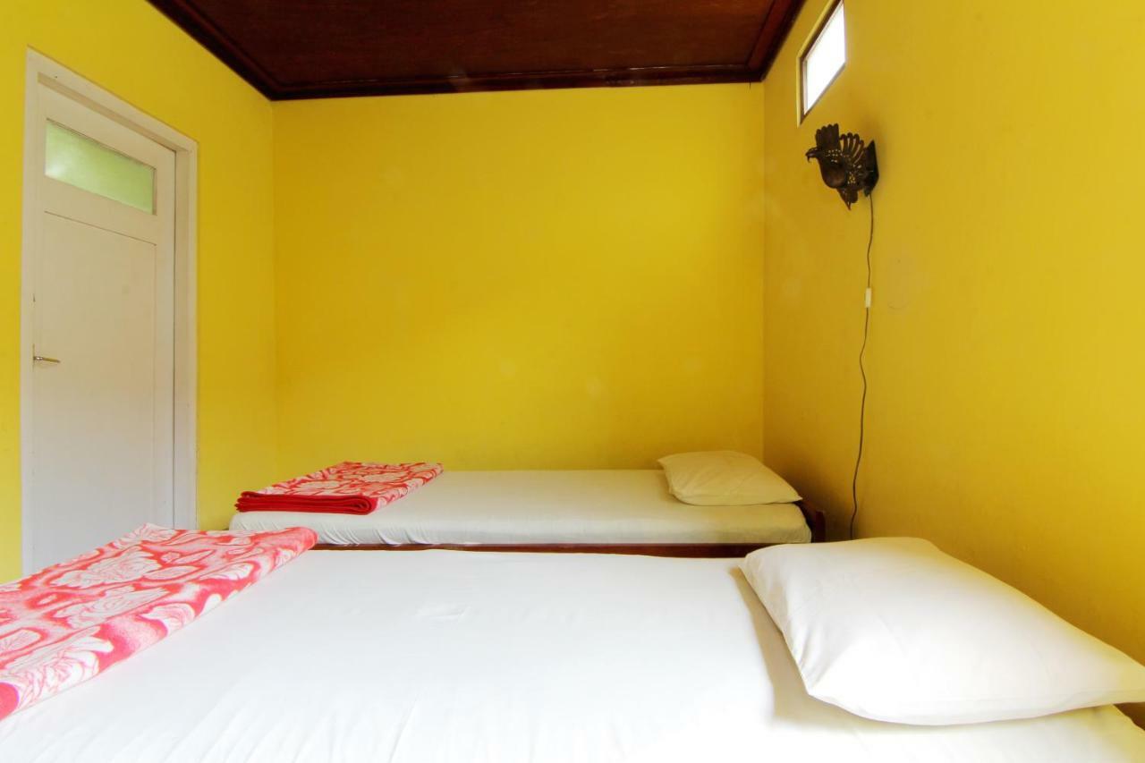Vogels Hostel Yogyakarta Exterior photo
